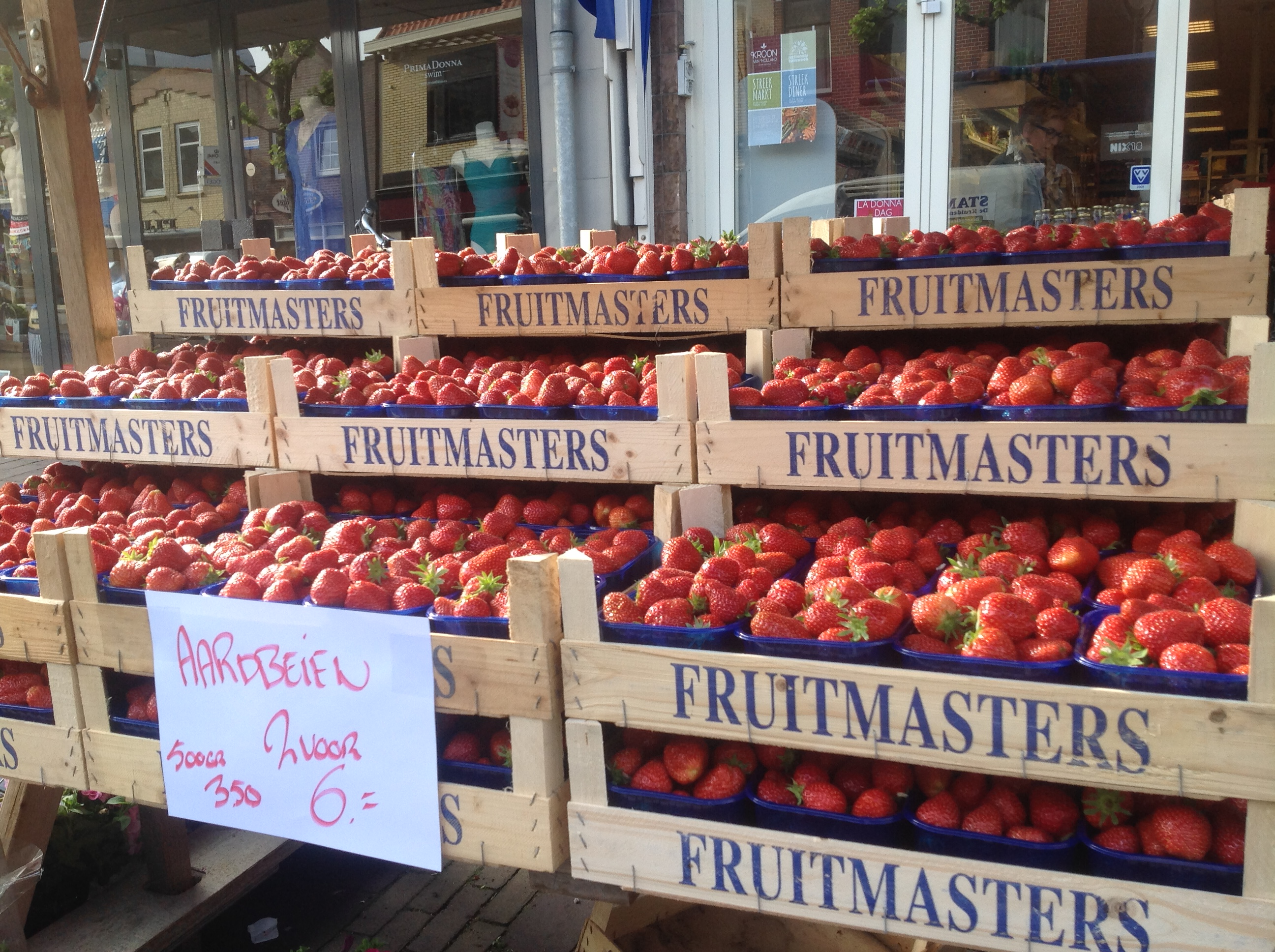 De lekkerste aardbeien bij Stam de Kruidenier op de kraam