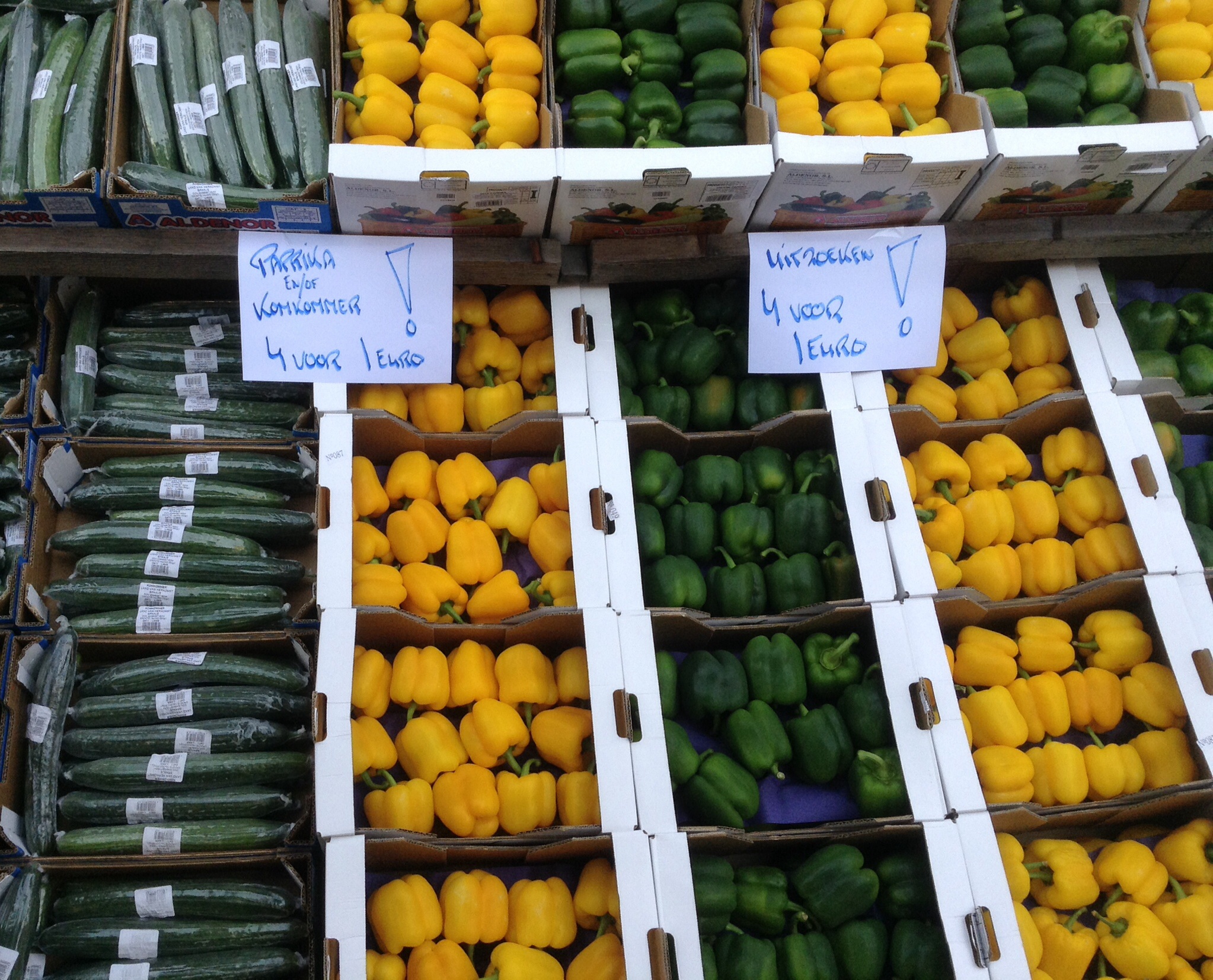 Superaanbiedingen komkommers en paprika's 